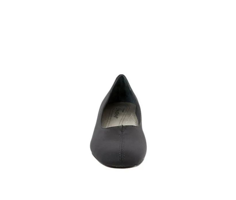 Women's Trotters Doris Pumps